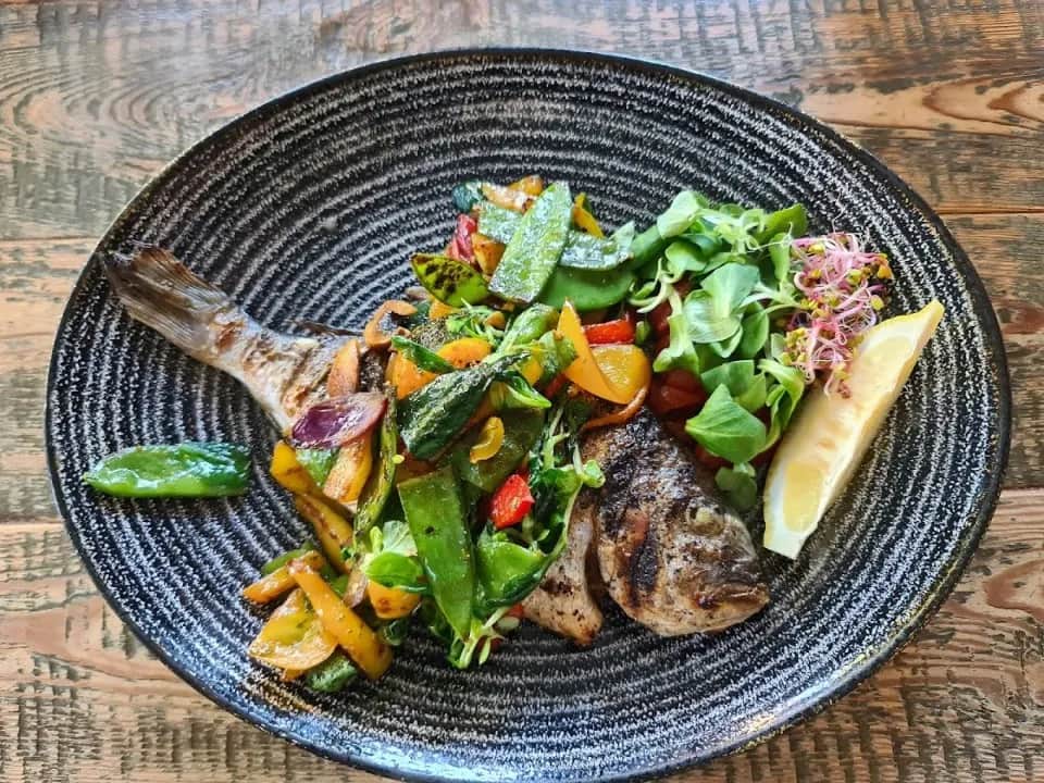 Gdzie zjeść w Jastrzębiej Górze? Odkryj najlepsze restauracje