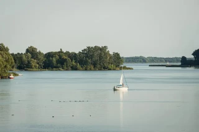 Najpiękniejsze jeziora w Kujawsko-Pomorskie: Odkryj ich uroki i atrakcje